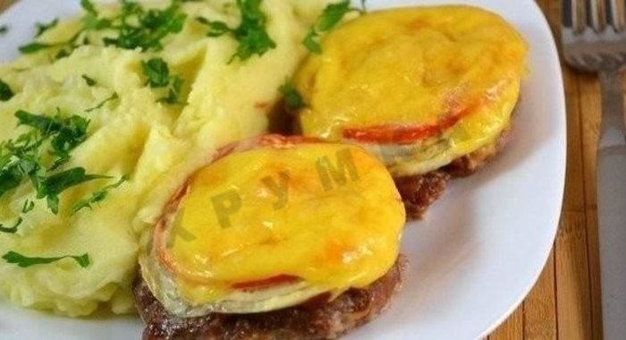 Котлеты из фарша в духовке с овощами и сыром