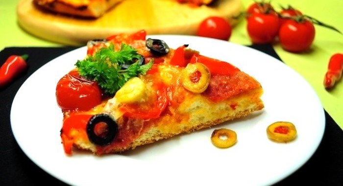 Пицца с салями, моцареллой и помидорами