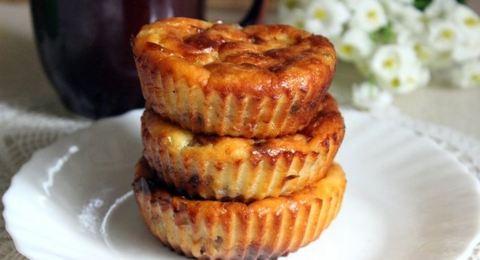 Творожные мини-запеканки с бананом и изюмом