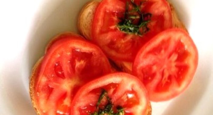 Бутерброд с помидором и майонезом