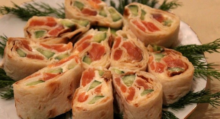Рулет из лаваша с рыбой и огурцом