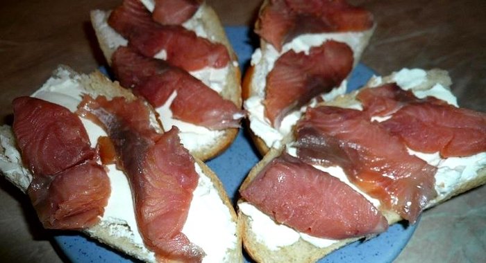 Бутерброды с горбушей и сыр-кремом