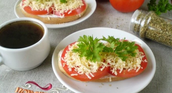 Бутерброды с сыром и помидорами