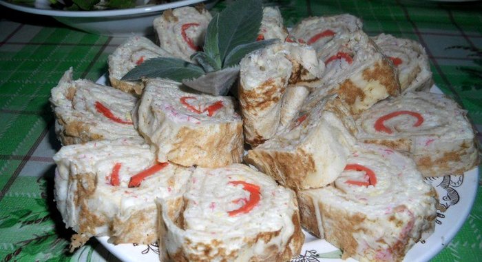 Рулет на основе лаваша с крабовым мясом и сыром