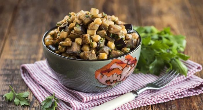 Марокканский салат из нута и баклажанов с чермулой