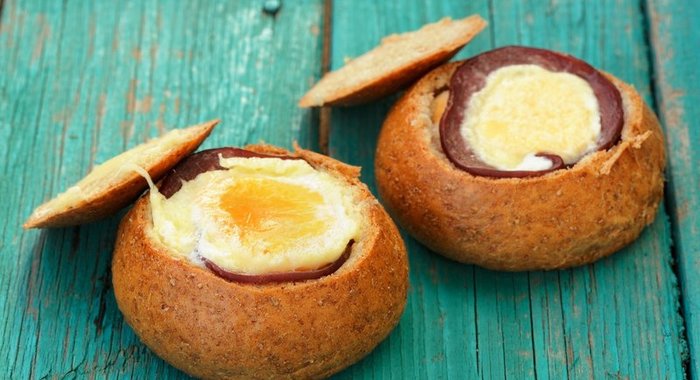 Блинный пирог с сыром и помидорами