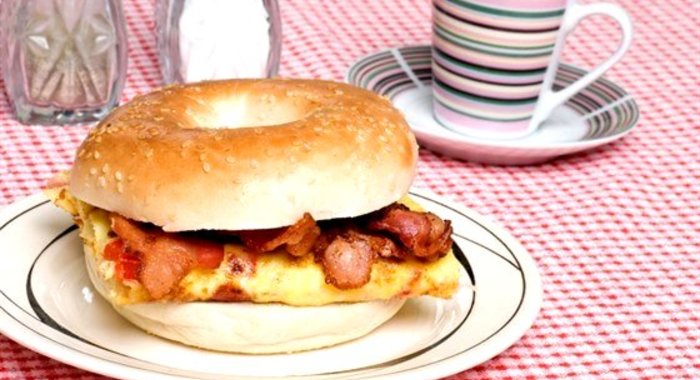 Булочки с луковым омлетом, беконом и печеным красным перцем