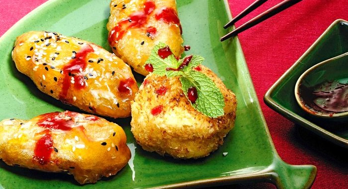 Бананы в карамели с жареным мороженым