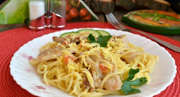 Спагетти со свиной грудинкой и яично-сливочным соусом