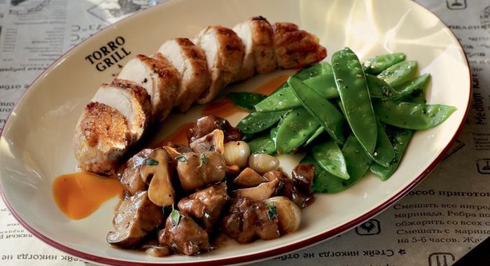 Жареная грудка цесарки с грибным рагу, сладким горошком и легким соусом из облепихи