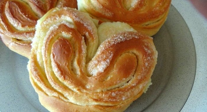 Булочки-сердечки с сахаром