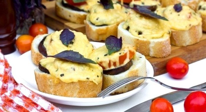 Бутерброды под сырно-базиликовой корочкой