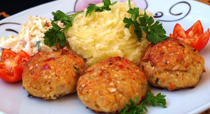 Котлеты из куриного фарша с овощами