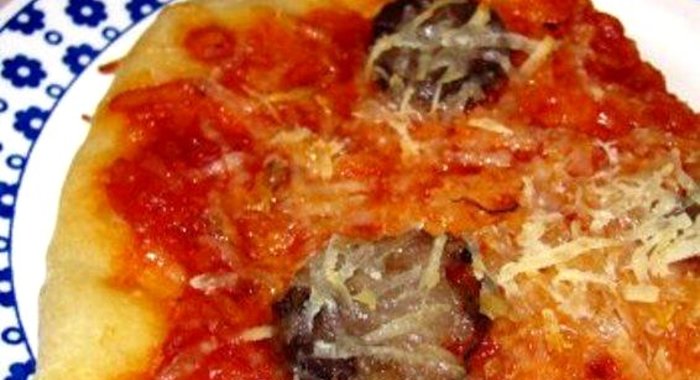 Пицца с рогаликами и колбасой