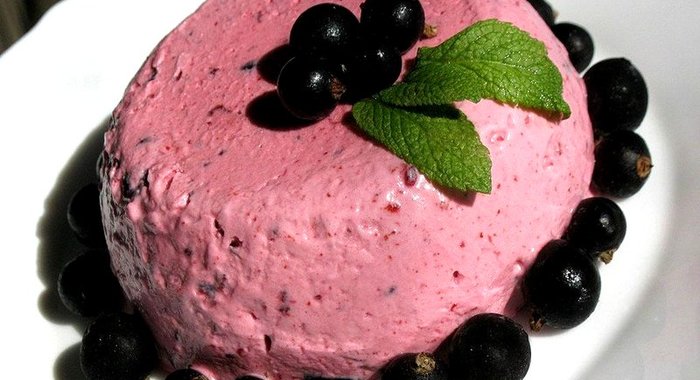 Мороженое с черной смородиной