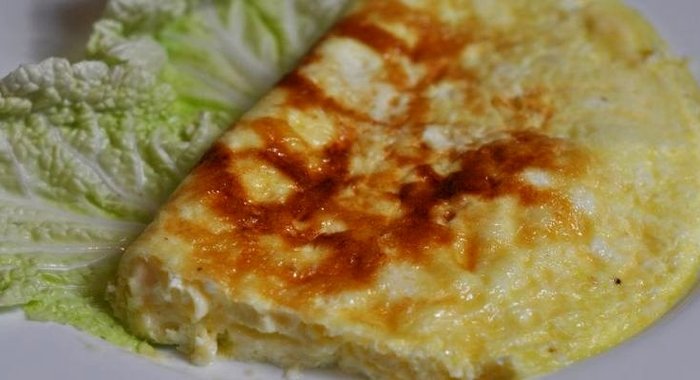 Омлет с сыром на сковороде