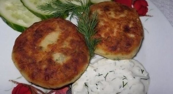 Котлеты из картофельного пюре сыра и укропа с грибами с соусом