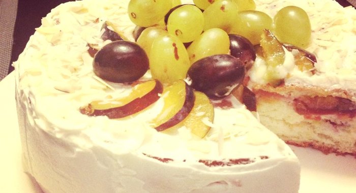 Бисквитный торт со сливами