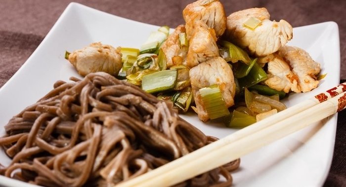 Пряная индейка с гречневой лапшой