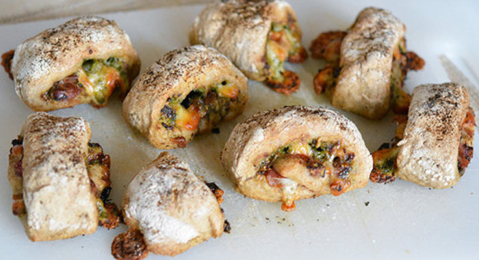 Рулетики с инжиром и соусом песто