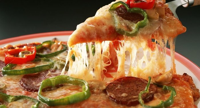 Пицца с колбасой без дрожжей