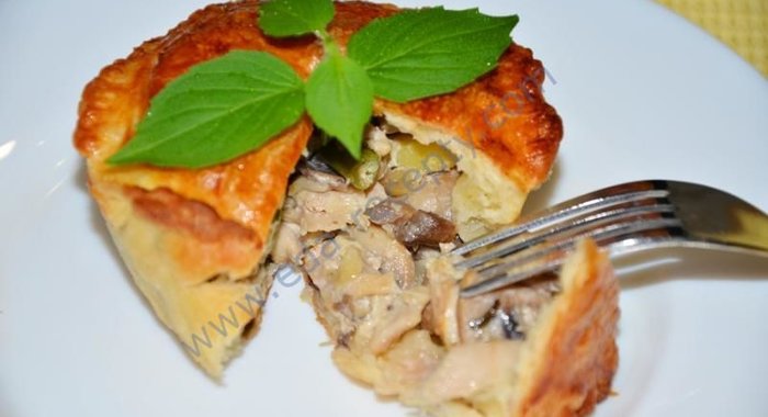 Маленькие мини-пироги с мясом и грибами