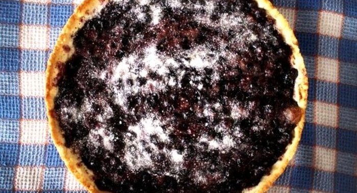 Песочный пирог с черной смородиной