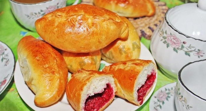 Дрожжевые пирожки с малиной в духовке