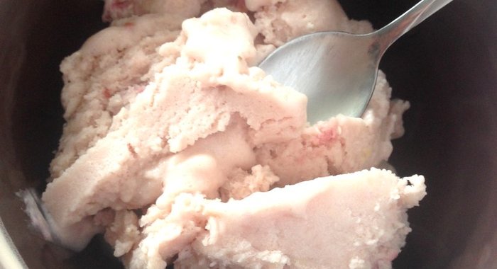 Молочное мороженое с клубникой и медом