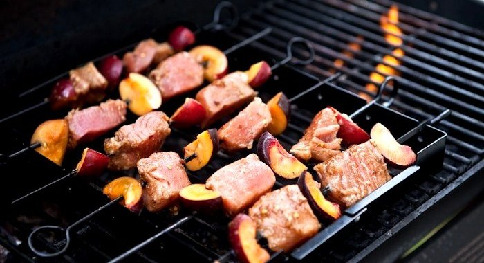 Шашлыки из тунца и слив, в маринаде из китайских пяти специй