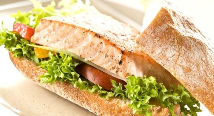 Сэндвичи с лососем на гриле, рукколой, помидорами и кремом из авокадо