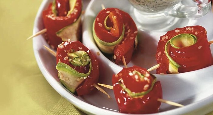 Рулеты из кабачков и перцев