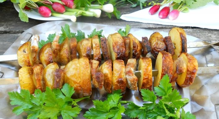 Шашлык из молодого картофеля и сала