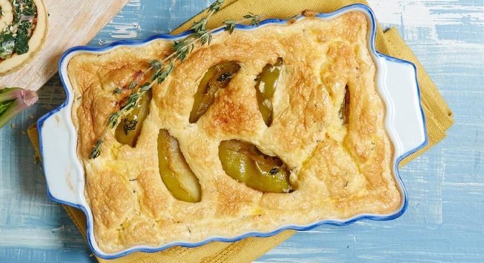 Запеченный омлет с яблоками, чеддером и тимьяном