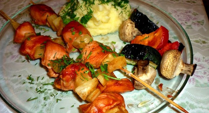 Куриный шашлык по‑домашнему с грибами и ананасами