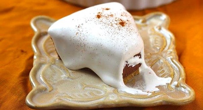 Тарт с шоколадной начинкой и белковым кремом