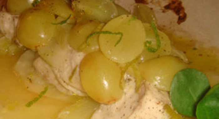 Куриная грудка, запеченная с фенхелем и виноградом в пергаменте