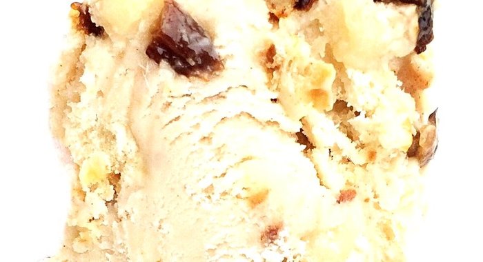 Пряное сливочное мороженое с кусочками марципана и штоллена