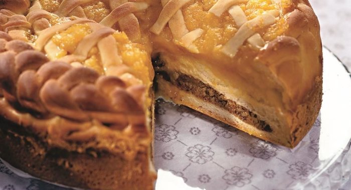 Пирог с курагой и орехами