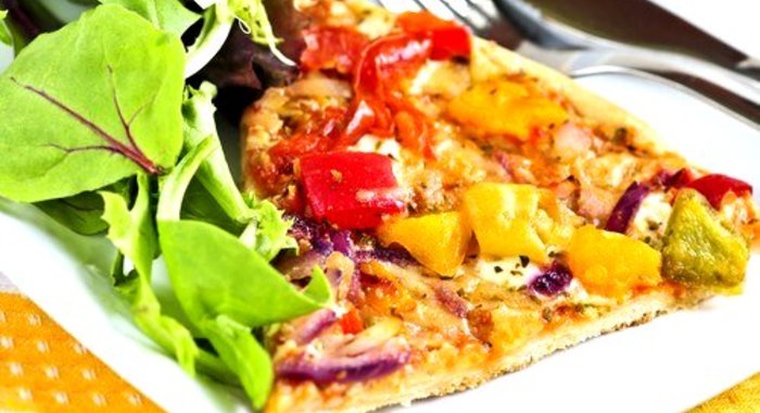 Пицца с помидорами, сельдереем, перцем, цукини и двумя видами сыра