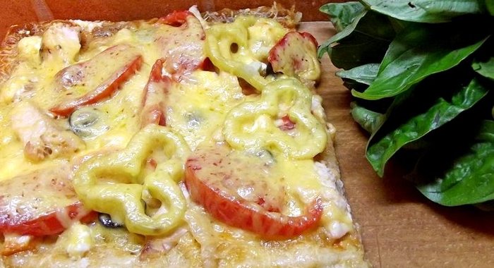Пицца с курицей и овощами