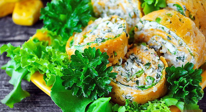 Рулет из сыра с зеленью и яблоком