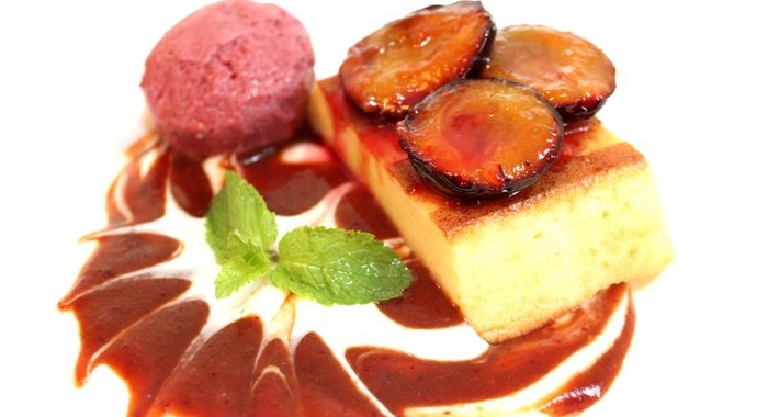 Творожная запеканка со сливами