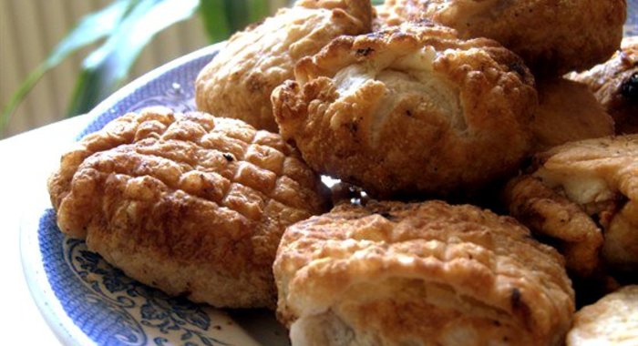 Слоеные пирожки с орехами и фасолью