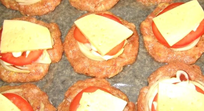 Котлеты в духовке с помидорами и луком