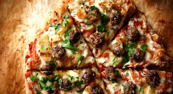 Пицца с фрикадельками, луком и петрушкой