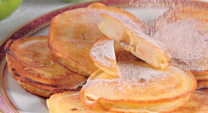 Яблочные оладьи с ванильным кремом