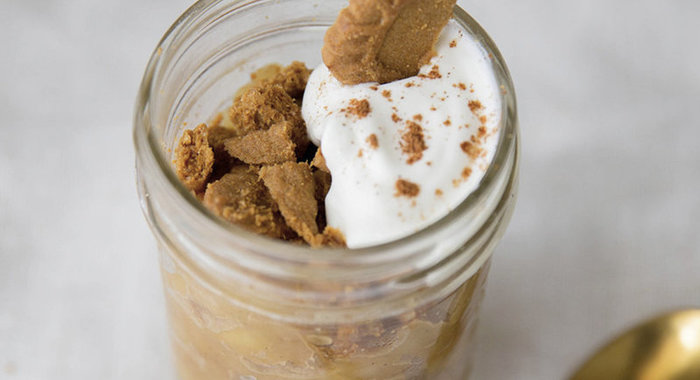 Яблоки с греческим йогуртом и пряным печеньем