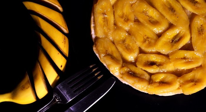 Перевернутый банановый пирог из готового теста