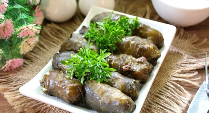 Долма в виноградных листьях